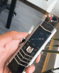 电梯里的妹子通常咋启齿搭讪比力好啊？哈哈