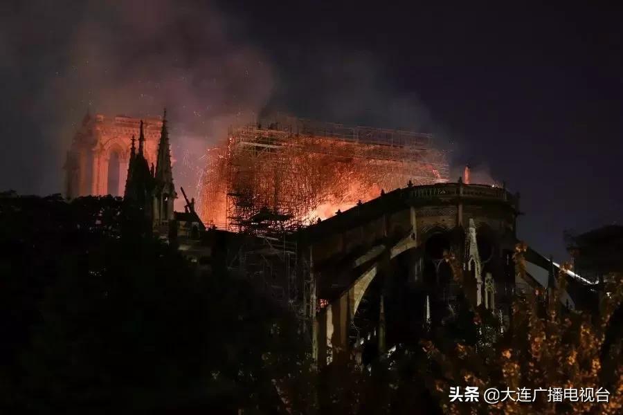 巴黎圣母院发生火灾塔尖倒塌,巴黎圣母院大火塔尖崩塌瞬间