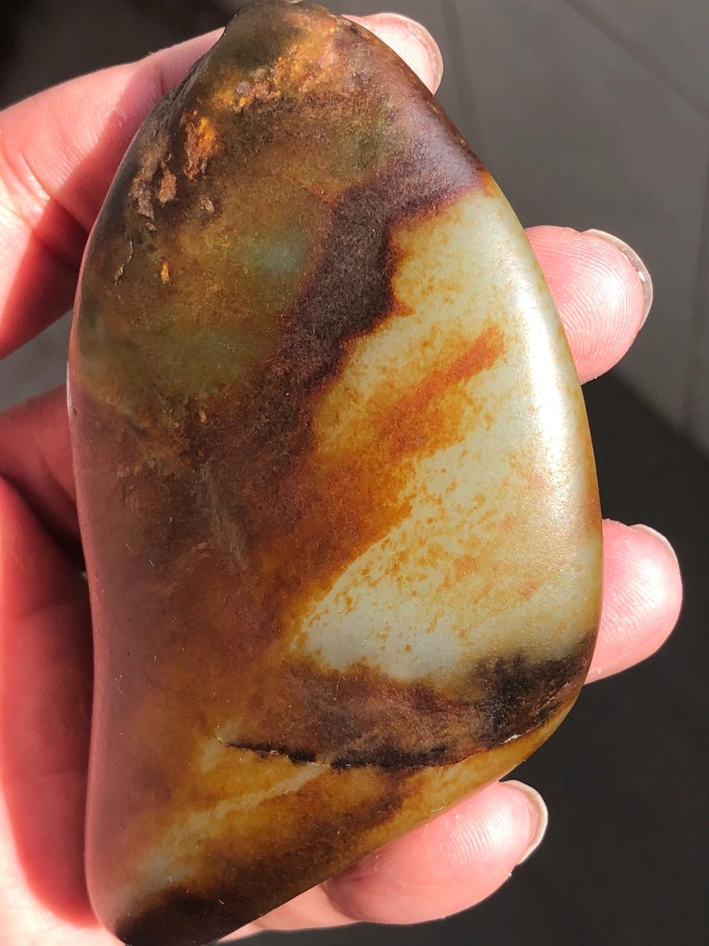 和田青白籽料是白玉还是青玉,和田玉籽料青白玉手把件值钱吗