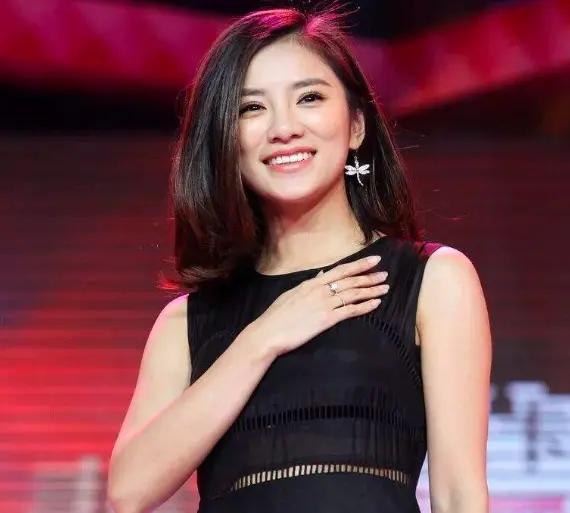 她曾是著名主持人，因念错三个字被赶下台，如今却没有了存在感