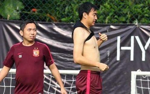 女篮在场边霸气换球衣,女篮李梦换球衣显腹肌