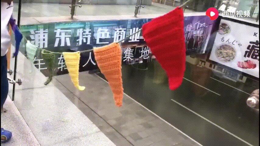 90后的妈妈编织视频,90后女孩织毛衣治产后抑郁