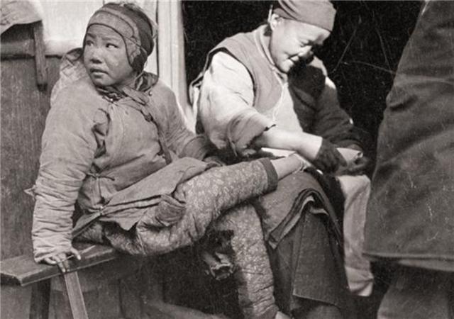 比束腰和裹脚更可怕的是什么,比裹脚和束腰更可怕的是什么