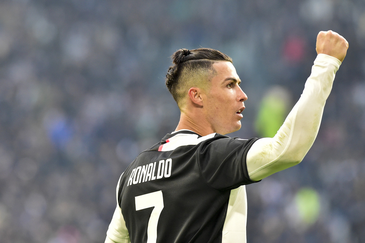 c罗为什么和乔治娜一起收心了,c罗和女友乔治娜亲吻