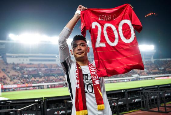 曾诚给球迷签名,曾诚发文鼓励全队