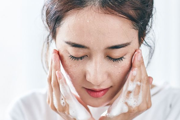 皮肤干敏起皮护肤用什么,皮肤粗糙暗沉用什么药膏