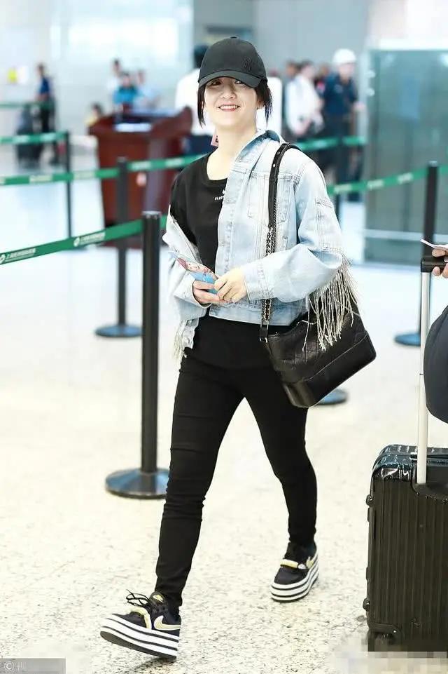 谢娜穿高级感连衣裙,谢娜穿三宅连衣裙