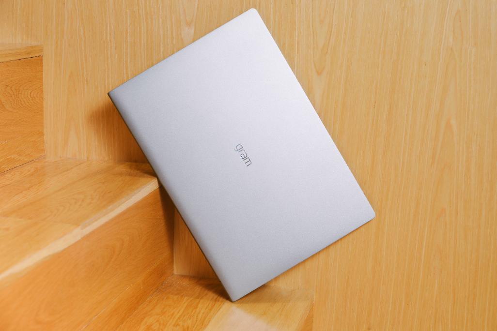 从轻出发向新而行的意思,lggram轻装上阵