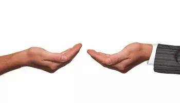 得了灰指甲一个传染俩,得了灰指甲一个传染俩是真的么