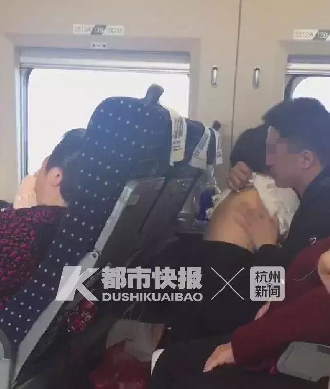 气愤！一男子高铁上撩起亲生女儿衣服不停抚摸、亲吻！爱也要底线