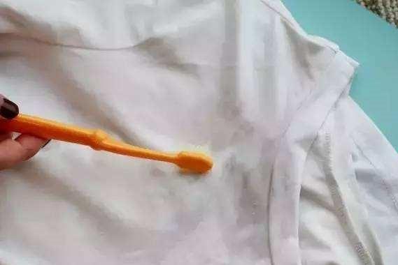 白衣服发黄变白最快最简单的方法,时间久泛黄的白衣服怎样洗白