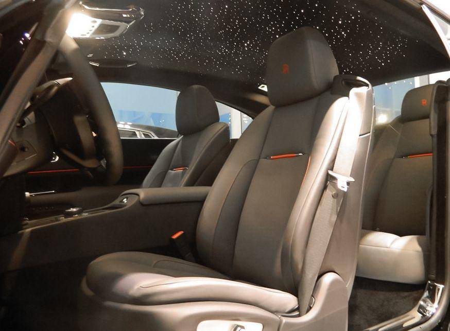 灰白色汽车内饰怎么打理,汽车内饰白色和橙色哪个好打理