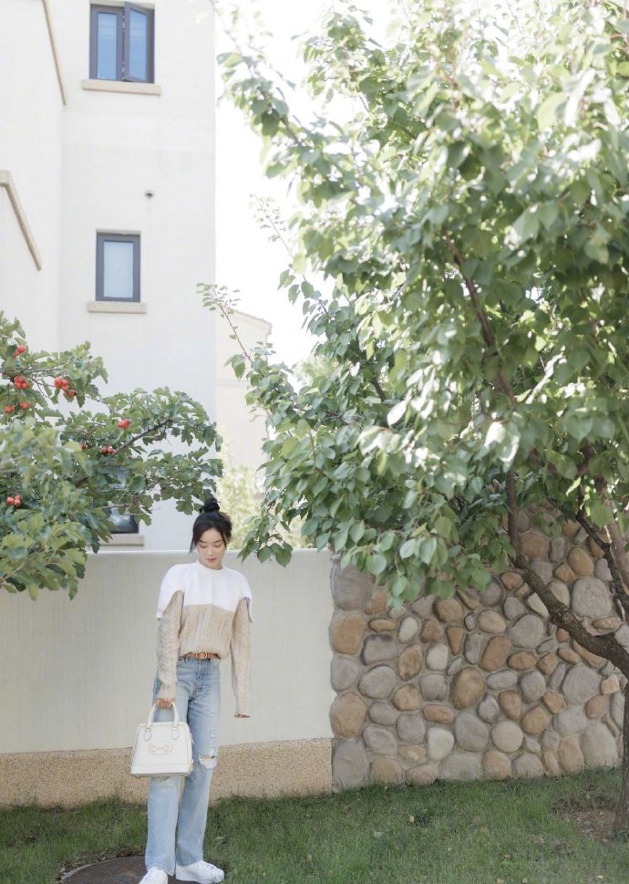 露肩装搭配宽松牛仔裤,露肩穿搭牛仔裤