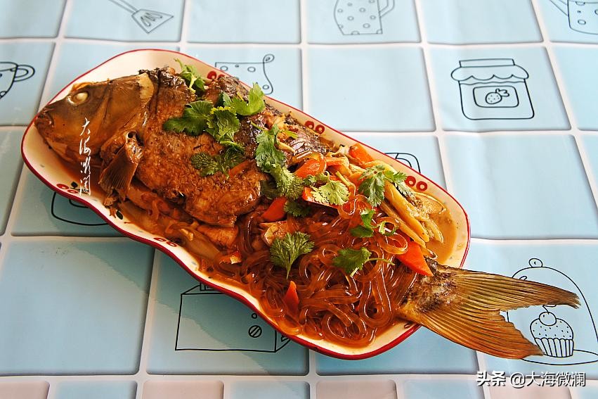 炖鱼后如何处理鱼肉不腥,过年炖鱼时放一点它鱼肉鲜嫩不腥