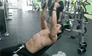 在家练胸没感觉怎么办,哑铃练胸最简单有效的方法