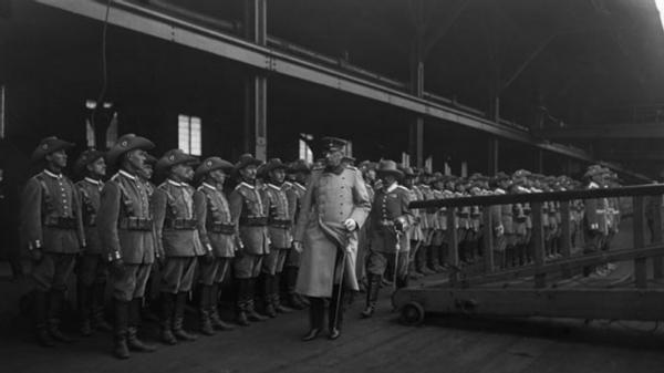 出身军旅世家，受*毛老**奇亲传，德意志帝国军事奇才施里芬伯爵