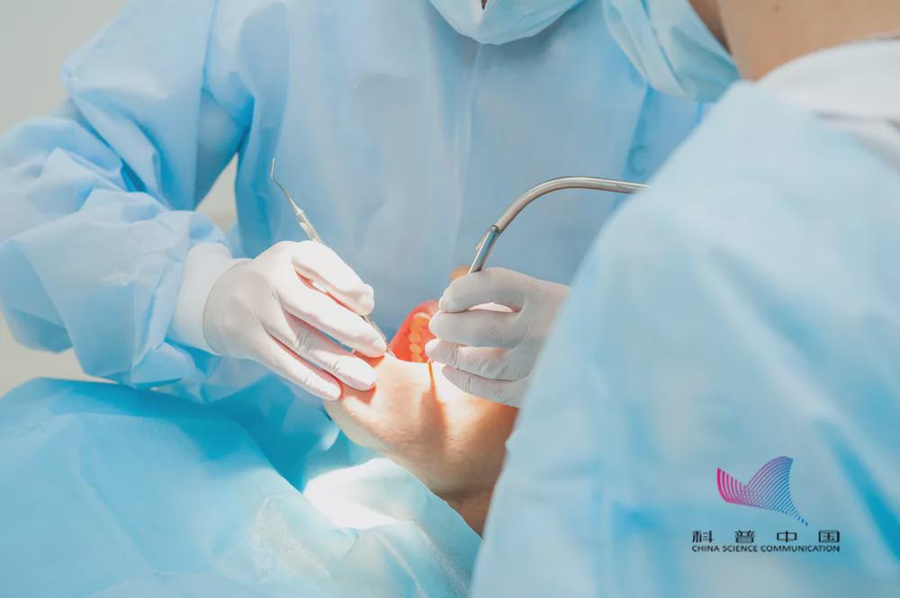 嘴里长了个小包一直不好怎么回事,嘴里长白色小包很痛怎么办