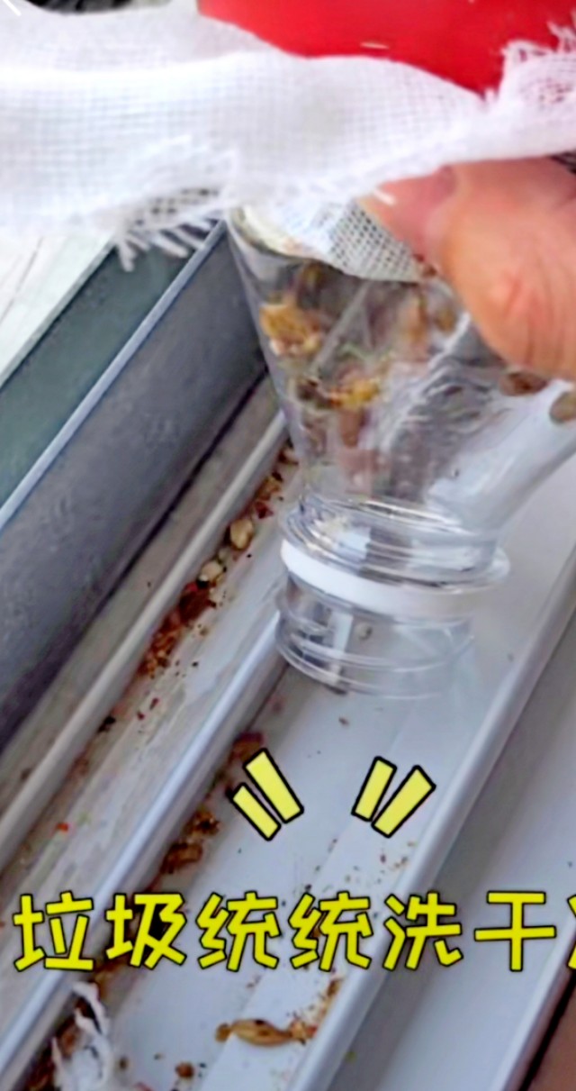 如何清理窗户缝隙里面的灰尘垃圾,怎样用电吹风清理窗户缝隙灰尘