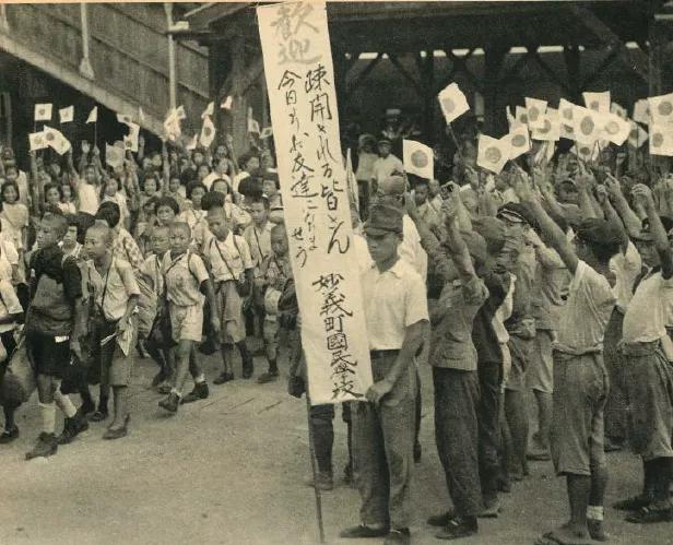 战火中的日本人有多惨？小学生都要当苦力