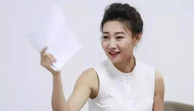 央视一姐李梓萌摘下假发似少女,央视主持人李梓萌戴假发工作20年