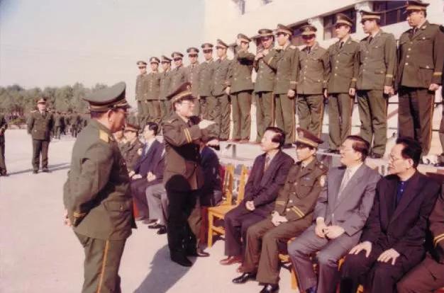 九十年代天津老照片图文,老照片1980年的天津街景