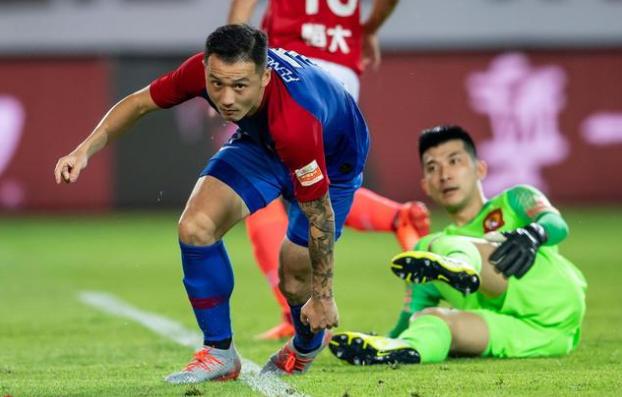 郜林上场五分钟就抽筋,郑智郜林