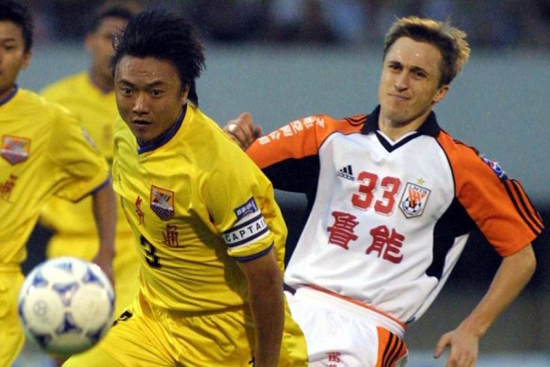 中国球员足坛打架,足球场上中国球员和外国球员吵架