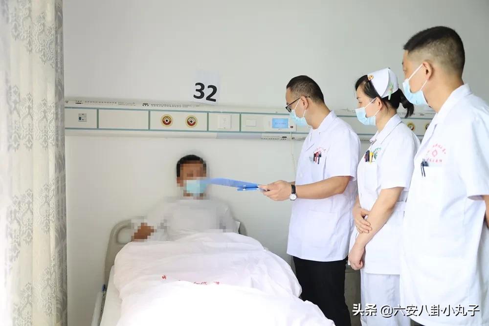 救治两人被一支钢管刺穿,被压碎胸口抢救的人