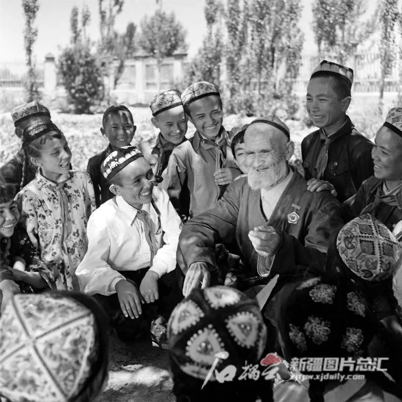 1958年,毛主席对库尔班说:谢谢你,这么远还要骑着毛驴来看我