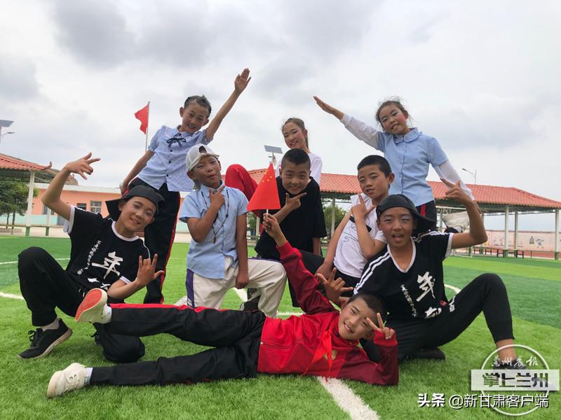 小羊羔当“陪练”兰州大山深处的女孩英国赛场显英豪