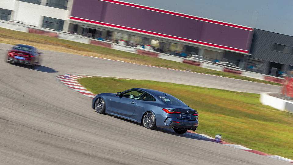 全新一代宝马4系最新消息,最新款宝马一系试驾感受