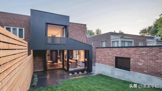 她在别墅外墙搭了个“黑盒子”，从而多出了间阳台和厨房！太聪明