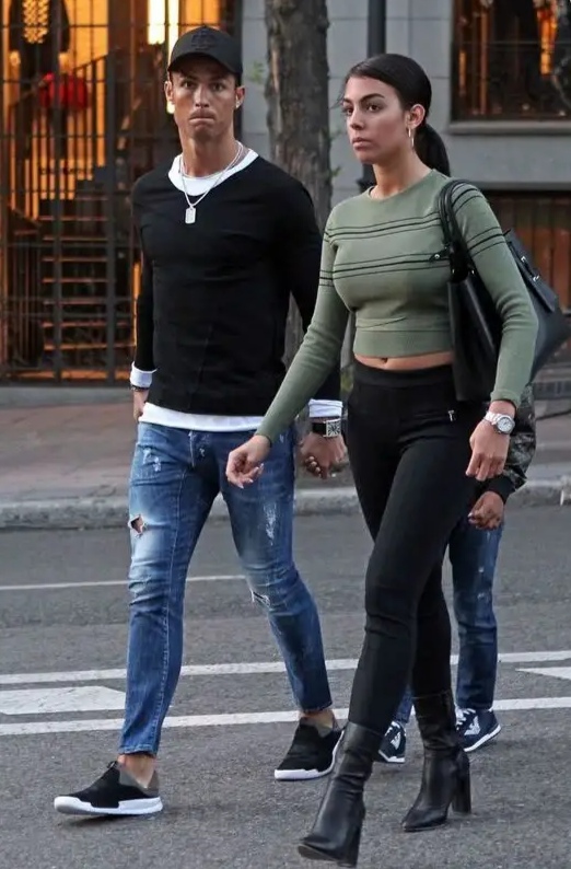 乔治娜和c罗的恋情始于何时,c罗求婚成功