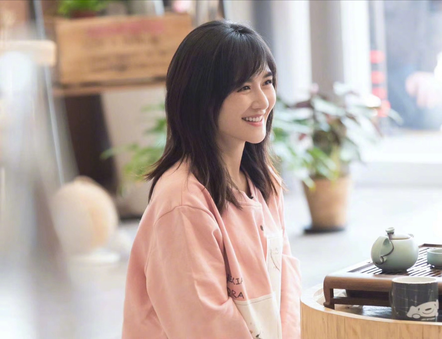 娜最新节目造型曝光，穿“儿童卫衣”超显嫩，网友：哪像奔四女人