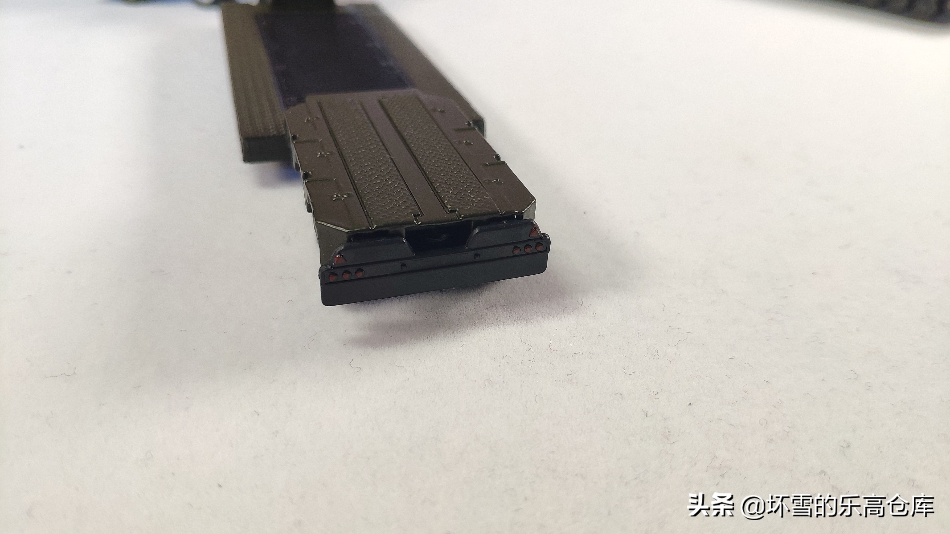 用HO比例车模运输钢铁洪流：SIKU模型豹2坦克运输卡车