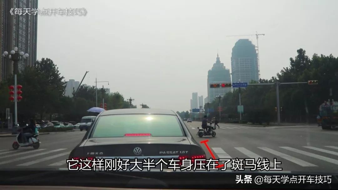 绿灯时前车过线变红灯要继续走吗,绿灯后轮过线变红灯能继续行驶吗