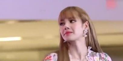 lisa看到王嘉尔回应视频什么反应,lisa看到王嘉尔回应视频