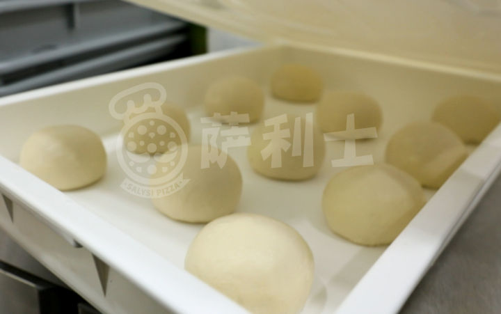 披萨饼底粘烤盘怎么回事,为什么自己烤的披萨馅料与饼不粘