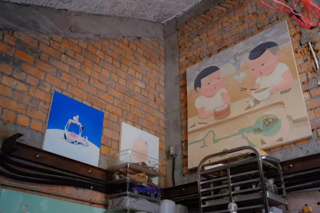 客厅里挂结婚照好不好,结婚照挂在客厅的沙发上面好吗