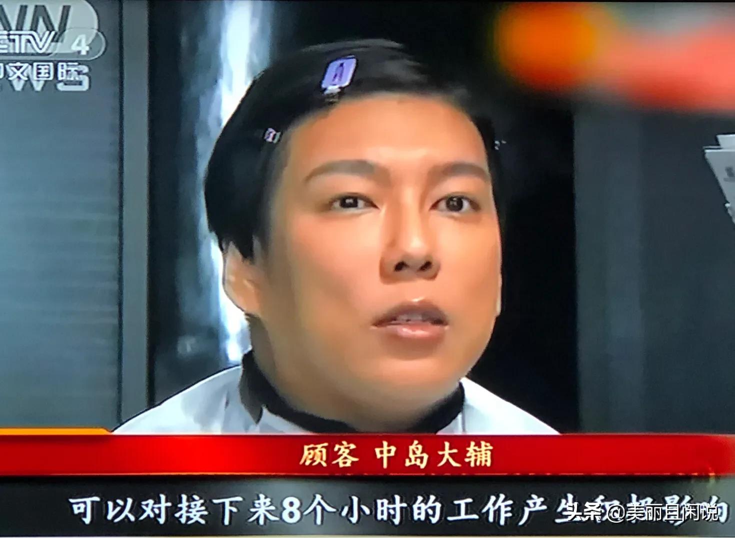 李佳琦高晓松口红直播,高晓松为李佳琦涂口红