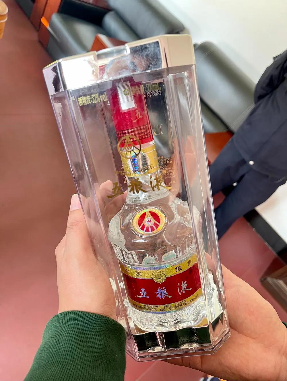 一个空瓶卖数百元甚至上千元,真瓶装散酒变“茅台”|电讯调查