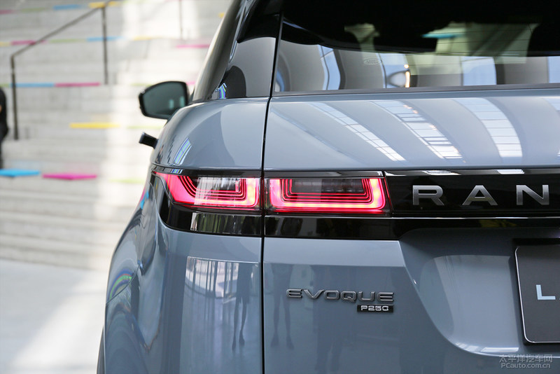 路虎揽胜极光对比同级别bba质量,路虎揽胜极光新一代测评视频