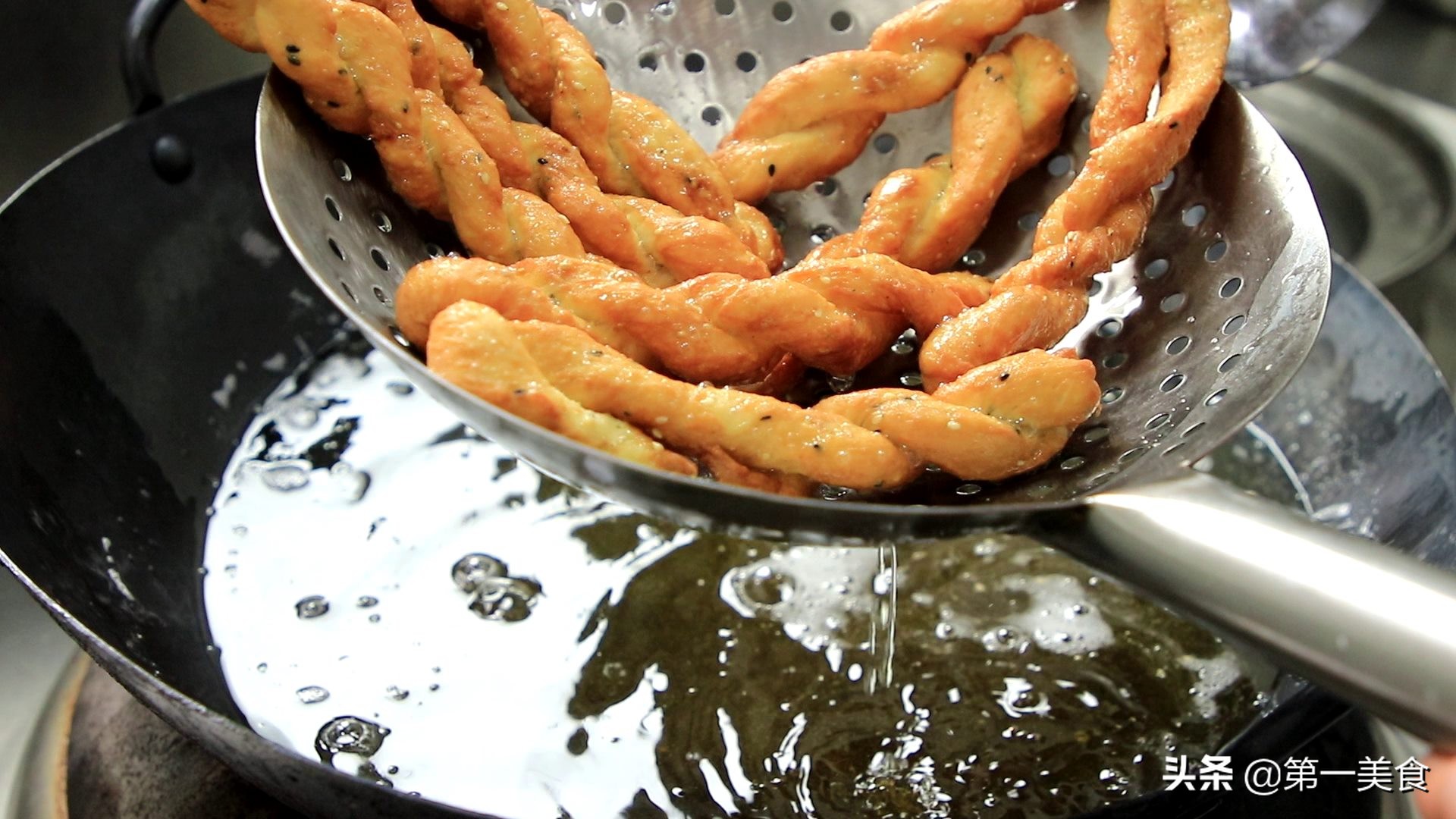 炸麻花怎样和面简单教程,炸麻花的做法和配方视频教程