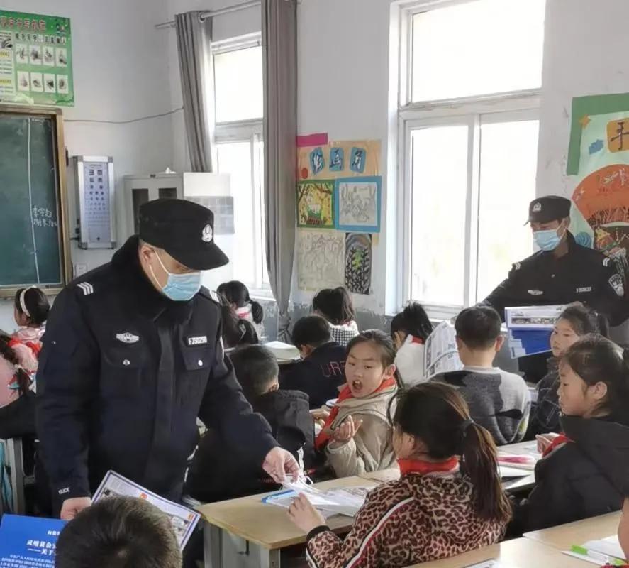 开学季百警坚守护学岗,开学季警察蜀黍温馨寄语