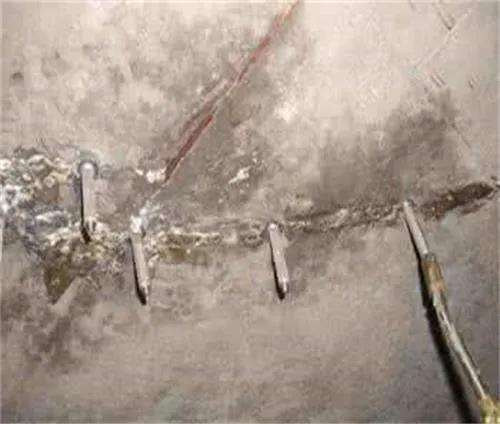 地下室墙面返潮发霉怎么解决,墙面反碱发霉掉皮是怎么回事