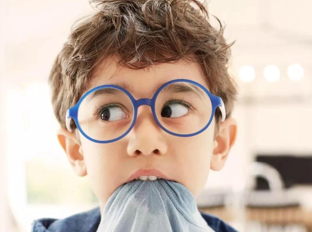 孩子爱咬衣服是感统失调吗,孩子爱咬衣服怎么回事