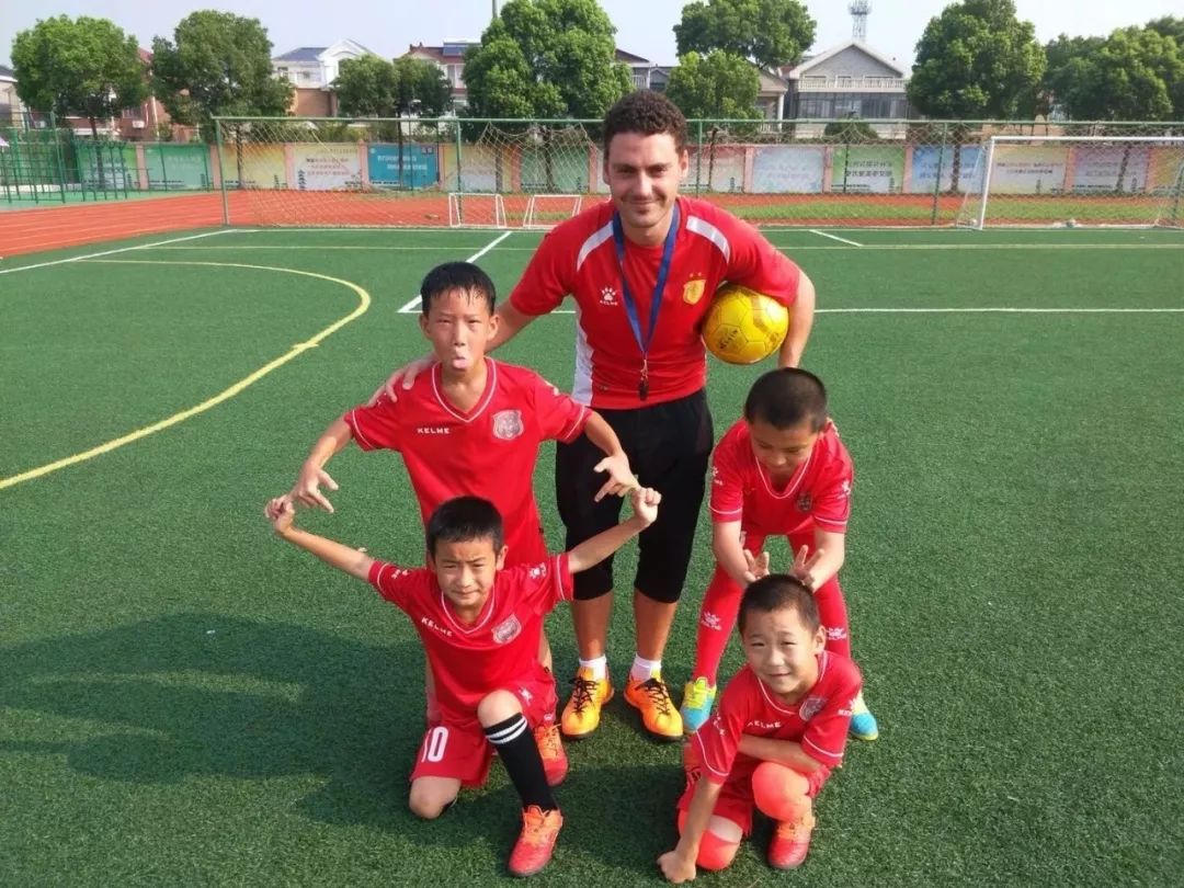 冲上中乙，是上海这家业余足球俱乐部成立十周年的最好礼物