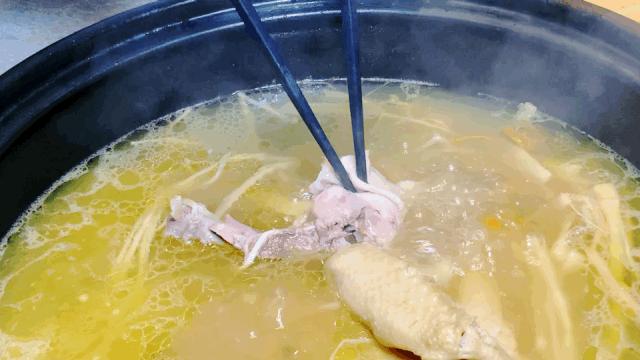 7月新鲜笋炖鸡怎么炖最好吃,天目山鲜笋炖鸡