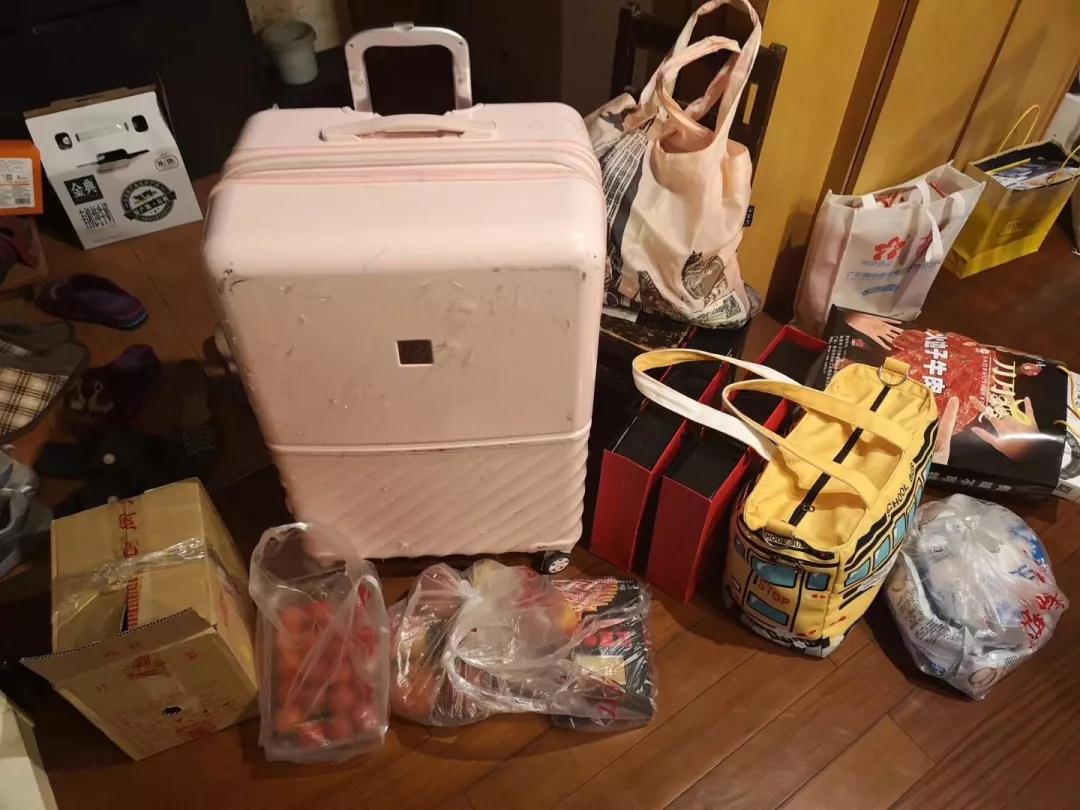 到家啦！辣友@园园的行李箱里装了半个四川的特产？