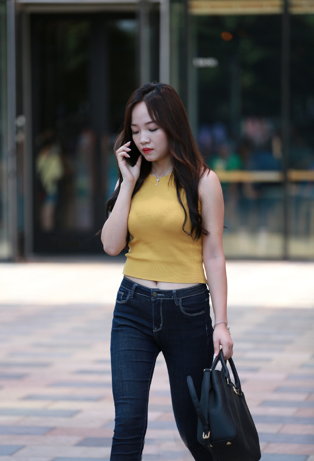 休闲简约显瘦针织衫,蓝色针织衫配牛仔裤走复古风